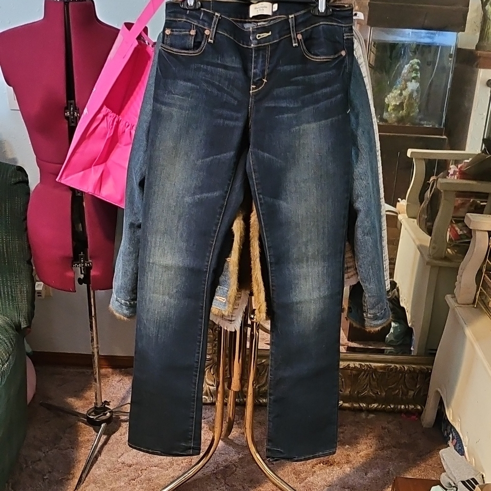 Abercrombie & Fitch Women's Dark Blue Jeans Size 4L